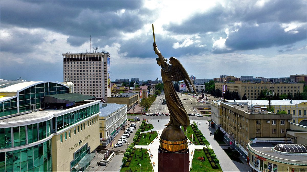 Площадь в центре Ставрополя намерены благоустроить Речь об Александровской площади. Сейчас ищут подрядчика для разработки проектно-сметной документации. Начальная цена контракта составляет 28,3 млн рублей. Заявки принимаются до 7 июля. В документах уточняется, что существующая стела «Ангел» останется на месте — для неё запланированы ремонтно-восстановительные работы в рамках общей концепции благоустройства. Фото: администрация Ставрополя