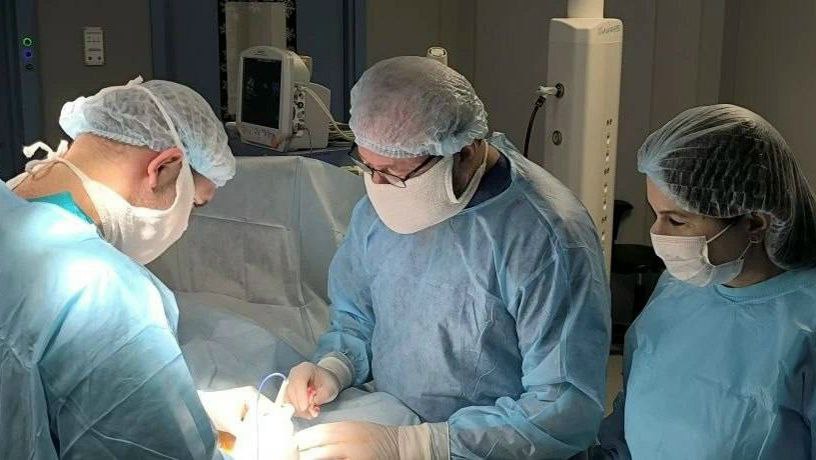 Младенца с 1 5 килограммовой опухолью спасли в Краснодаре Хотя ребёнок родился здоровым через время родители заметили стремительный рост живота У трёхмесячного новорождённого выявили нефробластому злокачественную опухоль почки Вес малыша был всего 6 кг а масса новообразования составляла около 1 5 кг Маленькому пациенту провели операцию в Детской краевой клинической больнице