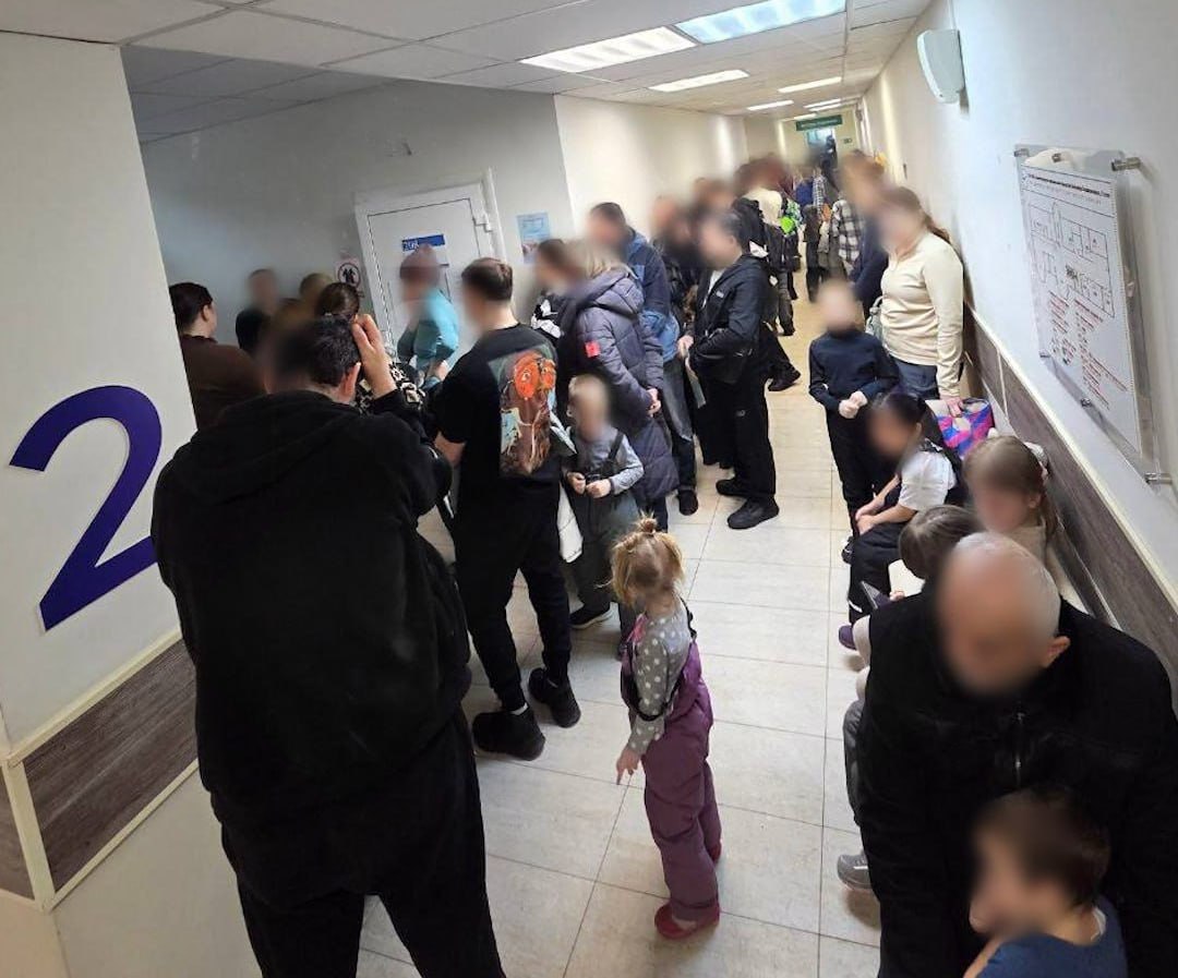 В подмосковном детском саду предположительно произошла вспышка туберкулёза Детей массово направляют на анализы группы закрывают на карантин Родители утверждают что первый подтверждённый случай был ещё около девяти месяцев назад Прямой эфир Наш MAX