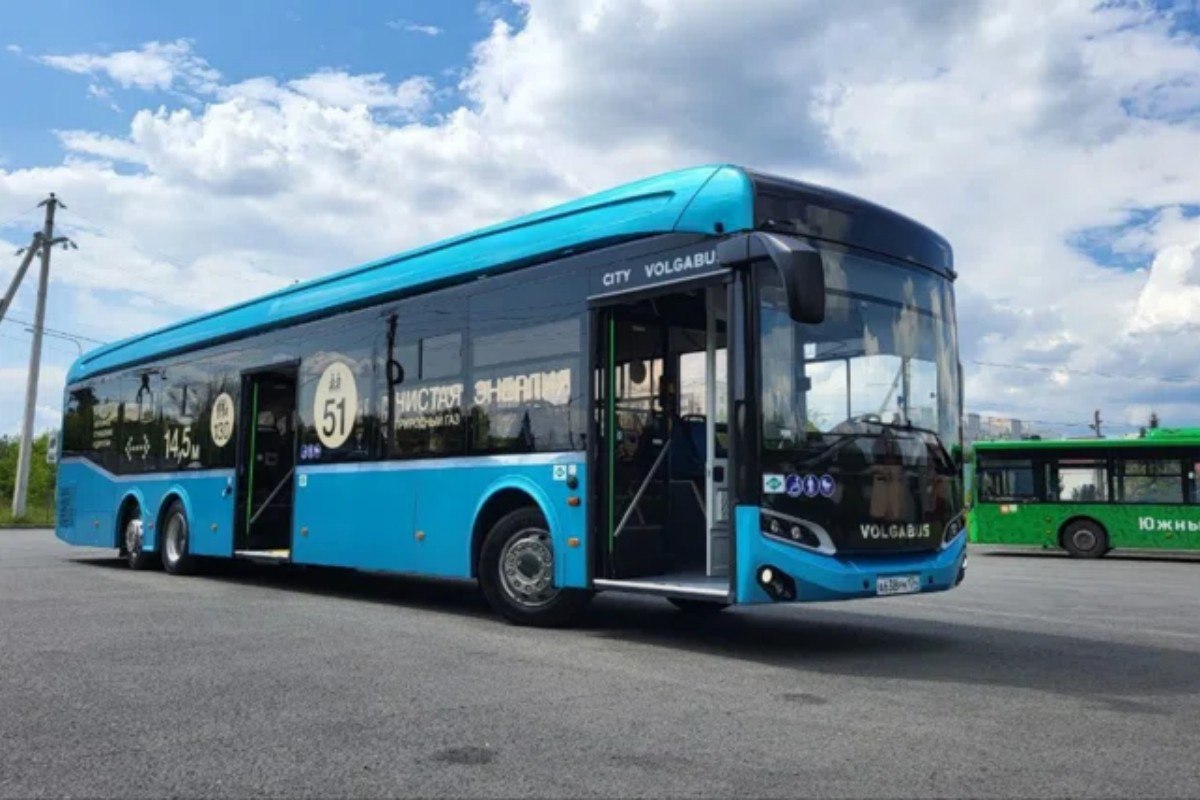 В Челябинске в тестовом режиме запустили сверхдлинный автобус На дороги Челябинска вышел новый автобус длиной 14 5 метра Он будет курсировать по маршруту 4 Мамина Парк Гагарина о чем во время аппаратного совещания рассказал заместитель мэра Челябинска Дмитрий Агеев По его словам работать автобус будет в тестовом режиме в течение трех недель Принимаем от горожан отзывы чтобы принять решение нужны ли Челябинску такие автобусы пояснил Агеев   t me chgub