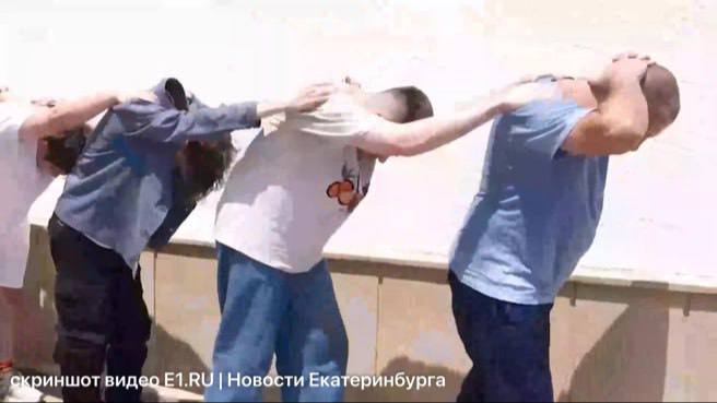 Накануне в Баку задержали восемь граждан РФ, среди которых опознали четверых петербуржцев. По утверждению азербайджанских силовиков, россияне якобы были связаны с транзитом наркотиков из Ирана и киберпреступностью. Вот, что о них известно:   30-летний Дмитрий Безуглый руководил командой фронтенда в VK, работал в Яндексе. Его знакомые рассказали «Фонтанке», что в последнее время он жил в Баку, до этого — в Дубае.   38-летний Валерий Дулов почти 10 лет проработал разработчиком в «Газпром Нефти». По данным «Фонтанки», он уволился из компании в 2022 году, после — переехал в Баку.   В гостях у него в эти дни был 25-летний Алексей Васильченко. Он почти три года работал психологом.    Четвертым задержанным называют 22-летнего Дмитрия Федорова, учившегося в СПбГАСУ. По данным СМИ, он приехал в Баку несколько месяцев назад.