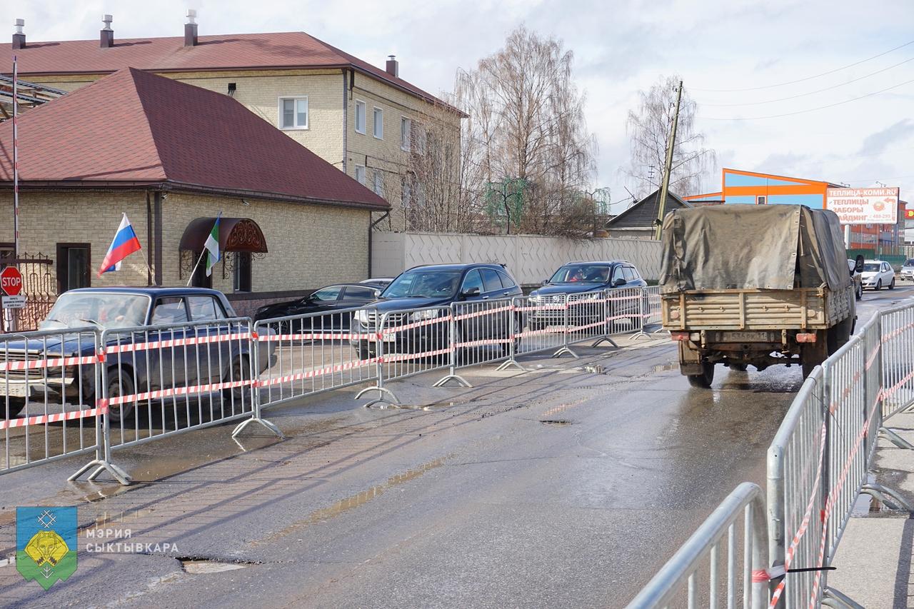 На Октябрьском проспекте в Сыктывкаре началась замена магистрального водовода Движение транспорта в районе пивзавода будет затруднено до середины июля.