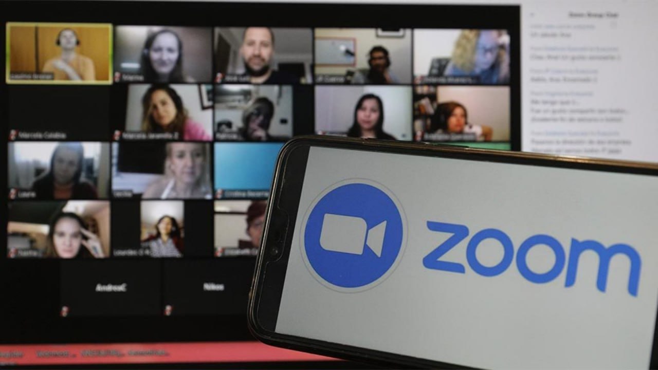 Прощай Zoom Американская платформа для видеосвязи Zoom в ближайшее время попадет под блокировку в России заявил гендиректор платформы для видеосвязи TeleBoss Илья Мамуткин Он рассказал Газете ру что такие обсуждения идут на российском рынке телекоммуникаций в том числе и применительно к Google Meet Для корпоративного сектора образования и сферы онлайн услуг это может стать серьезным вызовом ведь именно эти сервисы долгое время были базовыми инструментами для удаленных совещаний лекций и переговоров По сути речь идет не просто о техническом ограничении а о пересмотре привычной инфраструктуры удаленной работы к которой уже привыкли миллионы пользователей отметил он