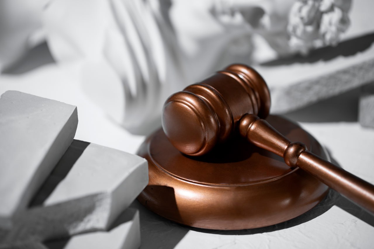 Экс замдиректора Фонда защиты прав дольщиков Ленобласти приговорили к условному сроку Суд приговорил бывшего замдиректора Фонда защиты прав дольщиков Ленинградской области который признан виновным в злоупотреблении полномочиями и получении коммерческого подкупа к шести годам лишения свободы условно и штрафу в 11 млн руб Также суд конфисковал полученное преступным путем имущество на 7 млн руб сообщила пресс служба регионального отделения СК России Речь идет Денисе Чибисове Следствием и судом установлено что в 2019 2022 гг руководитель фонда и его заместитель ради личного обогащения необоснованно расходовали бюджетные 89 млн руб Это привело к длительному неисполнению обязательств по завершению возведения недостроенных многоквартирных домов Кроме того они незаконно получили от представителей подрядных организаций более 17 млн руб за увеличение стоимости контрактов на выполнение проектно изыскательских работ по объектам фонда необходимых для завершения строительства многоквартирных домов а также их приемку и своевременную оплату Freepik Подпишитесь на Ведомости Северо Запад