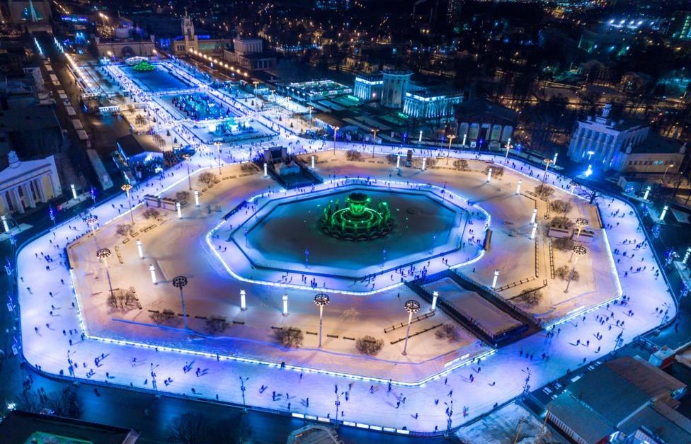 В московском парке ВДНХ откроется самый большой каток города с ледовой площадью более 20 тыс кв м который вместит до 5 тысяч человек одновременно сообщила первый заместитель гендиректора ВДНХ Елена Жук Каток работает 11 й сезон Режим работы будни с 11 00 до 23 00 выходные и праздники с 10 00 до 23 00 Ежедневно с 15 00 до 17 00 идет чистка и заливка льда По понедельникам каток закрыт для техобслуживания Билеты и расписание доступны на официальном сайте ВДНХ moscowlenta