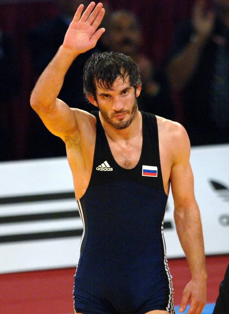 В Красноярске появилась улица Бувайсара Сайтиева Глава Красноярска Сергей Верещагин утвердил постановление о присвоении наименования улице в честь спортсмена Согласно официальному документу улица Бувайсара Сайтиева расположена на участке от Краснодарской улицы до дома 1д по улице Молокова Бувайсар Сайтиев родился в 1975 году Он жил в Красноярске после школы с 1993 года где обучался в школе высшего спортивного мастерства по борьбе имени Д Г Миндиашвили Спортсмен трижды становился олимпийским чемпионом в 1996 2004 и 2008 годах выступая в весе до 74 килограммов На его счету также шесть побед на чемпионатах мира и столько же на первенствах Европы Сайтиев ушёл из жизни 2 марта 2025 года не дожив до своего 50 летия