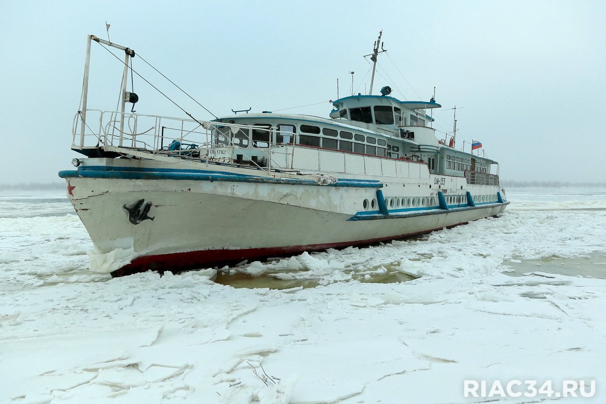 Единственный круглогодичный речной трамвай Волгоград о Сарпинский изменил маршрут движения из за ледовой обстановки на Волге В ближайшее время теплоход будет курсировать от причала 13 Речного вокзала до причала возле очистных сооружений на о Голодном График движения тоже скорректирован отправление от 13 го причала в 07 30 13 00 и 16 15 отправление от о Голодный в 09 30 13 30 и 16 45 Подписывайтесь на тот самый легендарный РИАЦ