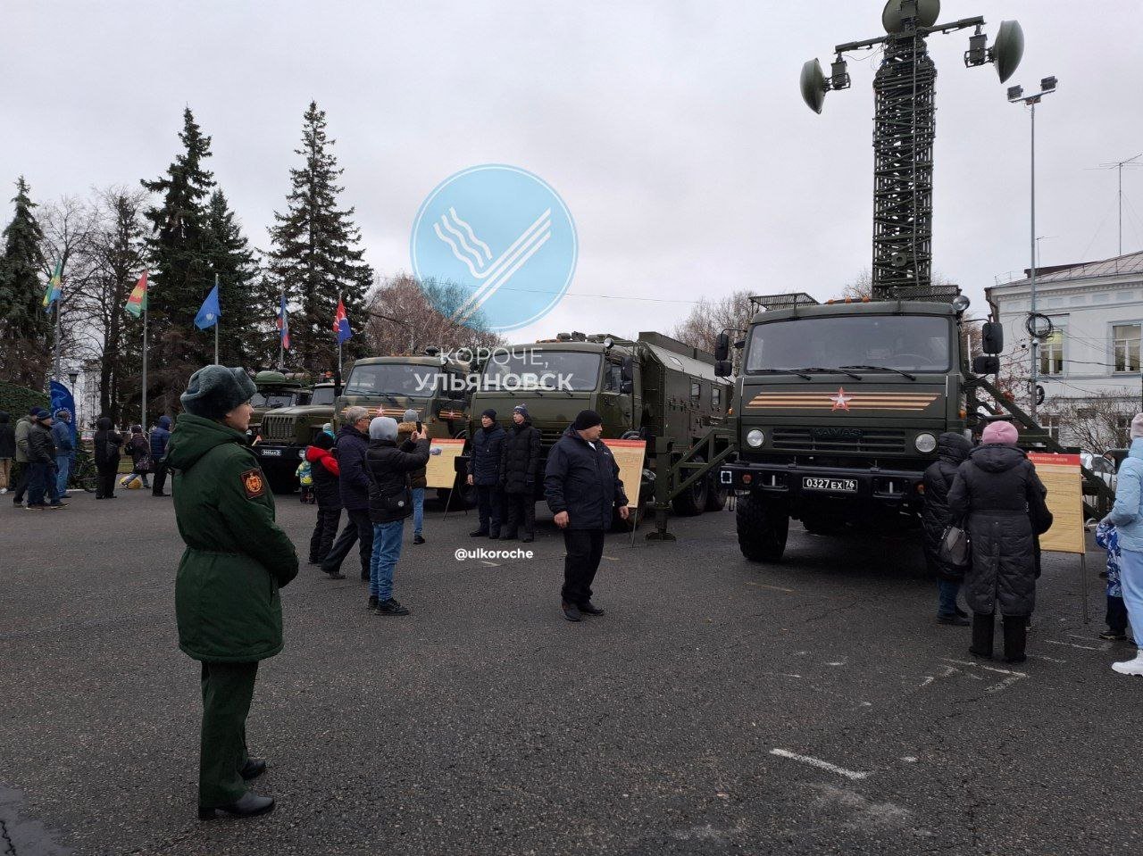 Выставка трофейной техники НАТО открылась на Соборной площади.  Представлены 14 образцов боевых машин Запада. Рядом с ними — стенды с фотографиями бойцов, которые вывезли технику с поля боя.  Выставка будет работать с 10:00 до 17:00 с 21 по 27 ноября, а 28 ноября — до 15:00. По просьбам жителей её продлили на три дня.    Подписаться   Прислать новость