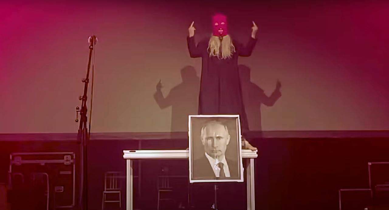 К родственникам участниц Pussy Riot пришли с обысками. К отцу одной из них силовики пришли с кувалдой Сегодня силовики провели обыски у родственников Марии Алехиной в Москве, Алины Петровой в Ярославле, а также у Тасо Плетнер и Ольги Борисовой в Петербурге. К отцу Плетнер пришли около 10 сотрудников, с собой они взяли кувалду. Об этом сообщает «Медиазона». Обыски связаны с уголовным делом о распространении «фейков» об армии, совершенном группой лиц из политической ненависти. Пятой обвиняемой по этому делу проходит Диана Буркот. Пока неизвестно, проводились ли обыски у ее родственников. В феврале 2025 года суд в Москве заочно арестовал всех фигуранток дела. Еще в июле 2024 года Борисову, Буркот, Петрову и Плетнер объявили в розыск, а Мария Алехина тогда повторно попала в базу МВД. Поводом для возбуждения дела стали антивоенный клип «Мама, не смотри телевизор» и выступление Pussy Riot 18 апреля 2024 года в мюнхенском музее «Пинакотека современности». Во время акции участницы группы скандировали лозунги против войны в Украине, называли Путина военным преступником, а в финале одна из них помочилась на его портрет. По версии следствия, таким образом обвиняемые распространили заведомо ложные сведения о действиях российской армии. На фото — кадры из клипа «Мама, не смотри телевизор»
