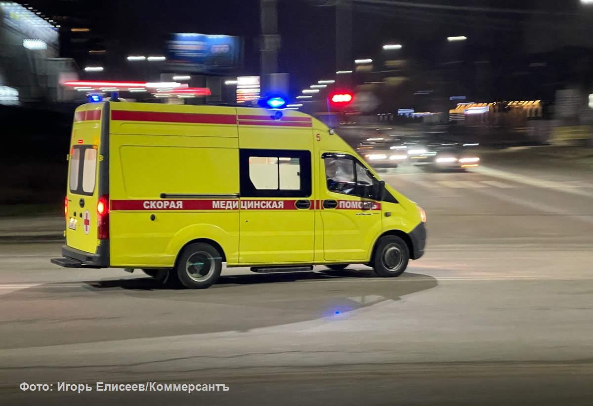 Семейная пара погибла в ДТП с мотоциклом на автодороге «Зверево — Малиновка» Полиция проводит проверку по факту дорожной аварии с мотоциклом, в которой погибла семейная пара. Смертельное ДТП произошло 19 июля около 18:30 на 34-м километре автодороги «Зверево — Малиновка» в Выборгском районе Ленобласти, сообщили в региональном ГУ МВД. Предварительно было установлено, что 35-летний мужчина, управляя мотоциклом BMW, на правом закруглении дороги неверно выбрал безопасную скорость движения, потерял контроль над управлением и вылетел на встречную полосу, где столкнулся с автомобилем Range Rover, за рулем которого находился 52-летний водитель. В результате столкновения байкер и его 33-летняя супруга скончались на месте от полученных травм. Все обстоятельства произошедшего в настоящий момент выясняются, уточнили в полиции.