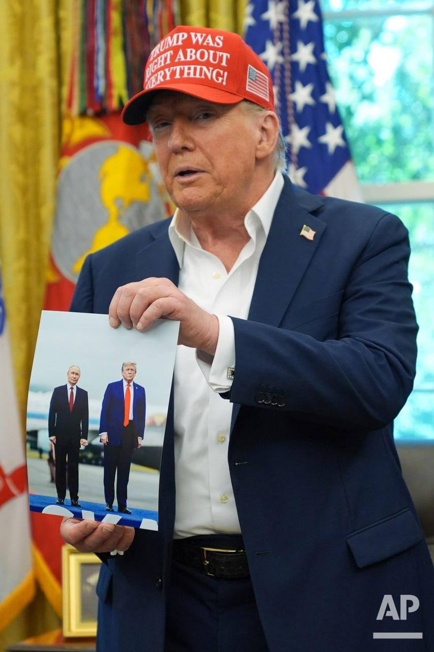 Трамп заявил что решит через традиционные две недели на ком лежит ответственность за пробуксовку переговоров о мире в Украине на Москве или Киеве Я разочарован Но еще есть две недели за них многое произойдет Я думаю через две недели я пойму отношение России и честно говоря Украины к переговорам Нужны двое Если война в Украине не будет прекращена я приму очень важное решение через две недели Однако он добавил что может ввести санкции пошлины против РФ или и вовсе ничего не сделать оставить Украину без поддержки В любом случае всё отодвигается за встречу Путина и Си в Китае 3 сентября Также президент США сообщил что говорил с Путиным о российской атаке на американский завод в Мукачево и сказал ему что недоволен этой атакой Впрочем по факту настроение у Трампа совсем иное куда оптимистичнее по отношению к Путину он показывает журналистам и гостям свое фото с Владимиром Путиным на Аляске которое по его словам ему прислали в единственном экземпляре и он собирается подписать это для президента России Владимир Путин который я думаю приедет на чемпионат мира по футболу который пройдет в США Канаде и Мексике летом 2026 в зависимости от того что произойдет В ближайшие пару недель у нас много всего произойдет Но мне показалось что это была хорошая фотография Так что это было очень приятно