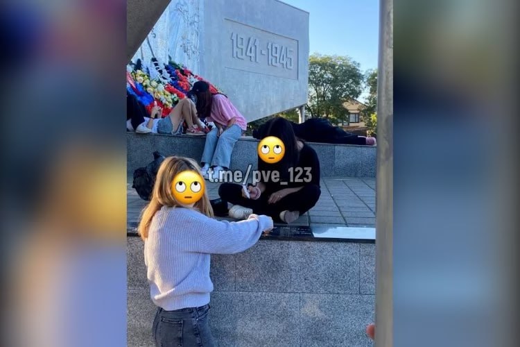 Подростки творят беспредел на мемориале в Ейске Местные жители пожаловались на несовершеннолетних которые превратили мемориал Павшим героям в место для отдыха На фото которое появилось в соцсетях видно как девочки фривольно расположилась возле Вечного огня Пока одни лежали на плитах другие рисовали Опубликованным роликом заинтересовалась полиция Ейского района Правоохранители проведут проверку в ходе которой действиям подростков будет дана правовая оценка сообщает пресс служба ГУ МВД России по Краснодарскому краю Фото pve 123 Отправить новость Подписаться