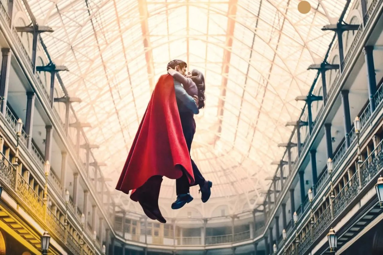 Супермен принес Warner Bros 125 млн чистой прибыли Фантастический фильм Супермен Джеймса Ганна принес Warner Bros чистую прибыль от кинотеатрального проката в размере 125 млн Мировые сборы картины составили 614 1 млн Источники сообщают что Warner Bros заработала в 2025 около 600 млн от кинопроката что является одним из лучших результатов для компании за последнее время Вышедший в прошлый уикенд хоррор Заклятие 4 Последний обряд стал седьмым подряд фильмом Warner Bros в этом году который стартовал в прокате с кассой более 40 млн Ранее ни одна студия не добивалась такого успеха Кассовые сборы проектов Warner Bros восстановились после неудачной весны когда у компании вышло несколько громких провалов Фантастический фильм Микки 17 а также криминальная драма The Alto Knights вместе принесли убытки как минимум в 110 млн Следующие релизы Warner Bros оказались более успешными Чистая прибыль от кинопроката фильма ужасов Пункт назначения Кровные узы составила около 75 млн мировые сборы 307 4 млн хоррора Орудия 65 млн общая касса 251 5 млн вампирского хоррора Грешники 60 млн 366 млн мировых сборов За гоночный блокбастер F1 который Warner Bros прокатывала для Apple компания получила фиксированную плату а также процент от доходов в результате чего чистая прибыль составила около 34 млн 619 5 млн мировых сборов Следующий крупный проект Warner Bros криминальная экшн драма Пола Томаса Андерсона Битва за битвой ее релиз состоится в конце сентября Производство фильма с Леонардо ДиКаприо обошлось не менее чем в 130 млн а для окупаемости потребуется около 300 млн www proficinema com questions problems analyses detail php ID 431205