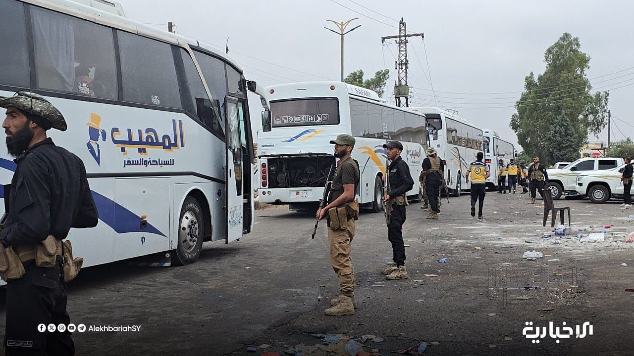 Сообщение на сирийском телевидении: Командир внутренней безопасности в районе Эс-Сувейда некоторое время назад заявил, что его силы обязуются обеспечить выезд тех, кто желает покинуть район Эс-Сувейда, и возвращение тех, кто захочет вернуться в район. Канал "Аль-Араби" сообщает, что автобусы перевезут десятки семей бедуинских племен, которые были взяты в плен в Эс-Сувейда, 1500 граждан, включая женщин, детей, пожилых и раненых из семей бедуинских племен, в том числе гражданских. Рано утром автобусы въехали в Эс-Сувейда, гору друзов, чтобы эвакуировать раненых и пленных. Автобусы начали вывозить из города семьи, которые были в плену. Успех или неудача обмена пленными между сторонами друзами и бедуинами является важным индикатором дальнейшего развития — успокоения или дальнейшей эскалации. Освобождение пленных и раненых из города Эс-Сувейда началось после посреднических усилий правительства Сирии. #интеллиньюз