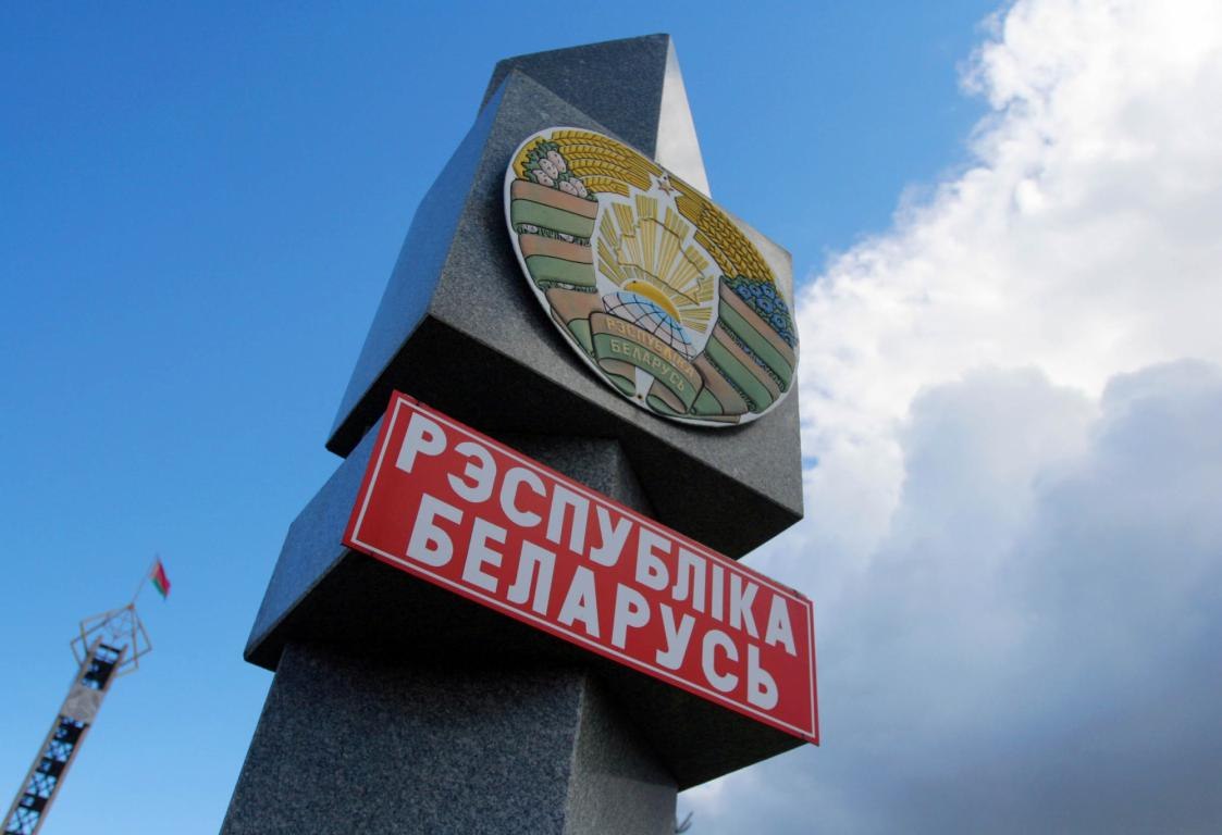 Среди российских туристов резко выросла популярность отдыха в Беларуси В сегменте организованных экскурсионных туров в страны СНГ и бывшего Советского Союза практически не меняются лидеры продаж не первый год в их числе Беларусь Грузия и Узбекистан Путешествие в Беларусь обходится существенно дешевле чем к другим соседям отметили в объединении По данным национального туроператора Алеан этой осенью Беларусь занимает 66 всех бронирований по направлениям ближнего зарубежья Спрос на туры вырос в два раза по сравнению с прошлым годом Беларусь остаётся безусловным лидером продаж осенних экскурсионных туров среди стран ближнего зарубежья Первые бронирования на осень были сделаны ещё весной Туристов привлекает транспортная доступность включая привлекательные цены на авиа и железнодорожное сообщение разнообразие объектов показа шопинг и возможность расплачиваться картой Мир В этом году вырос интерес к турам с посещением Гродно сообщили в компании