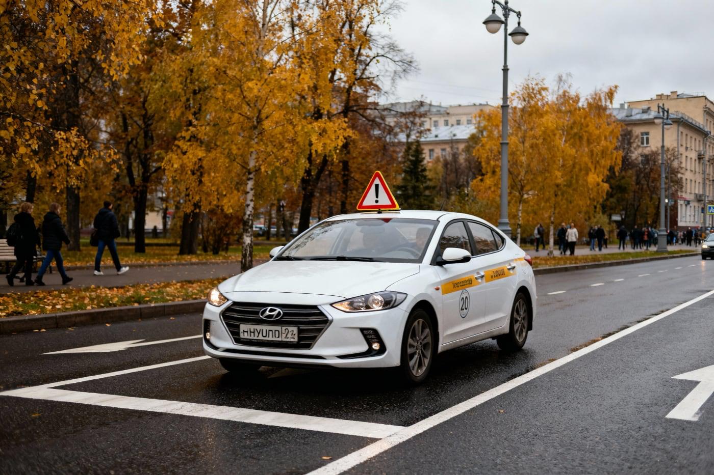 Замена живых экзаменаторов на ИИ В России хотят внедрить автоматизацию сдачи экзамена на водительские права Пока что точно неизвестно как именно планируется изменить экзамен Возможно речь идет только об автоматизации теоритической или практической части В Индии и Южной Корее уже тестируется сдача практической части с использованием ИИ который с помощью камеры смартфона оценивает навыки вождения В Индии экзаменатора нет в машине а в Южной Корее он все равно присутствует По данным МВД России в 2024 году только 22 водителей сдали экзамен на права с первого раза   www iphones ru 1346316 новости iphonesru