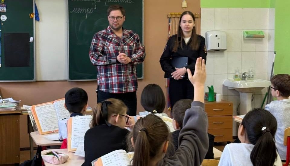 ‍  Автоинспекторы Москвы организовали открытые уроки для школьников по безопасности на дорогах     Дорожные полицейские объяснили детям правила безопасного перехода улиц, принципы работы световозвращателей и показали, как правильно крепить их на одежду и рюкзаки, чтобы сделать себя видимыми для автомобилистов    В конце занятий ребята получили полезные сувениры   и выразили благодарность сотрудникам Госавтоинспекции за увлекательные и познавательные лекции