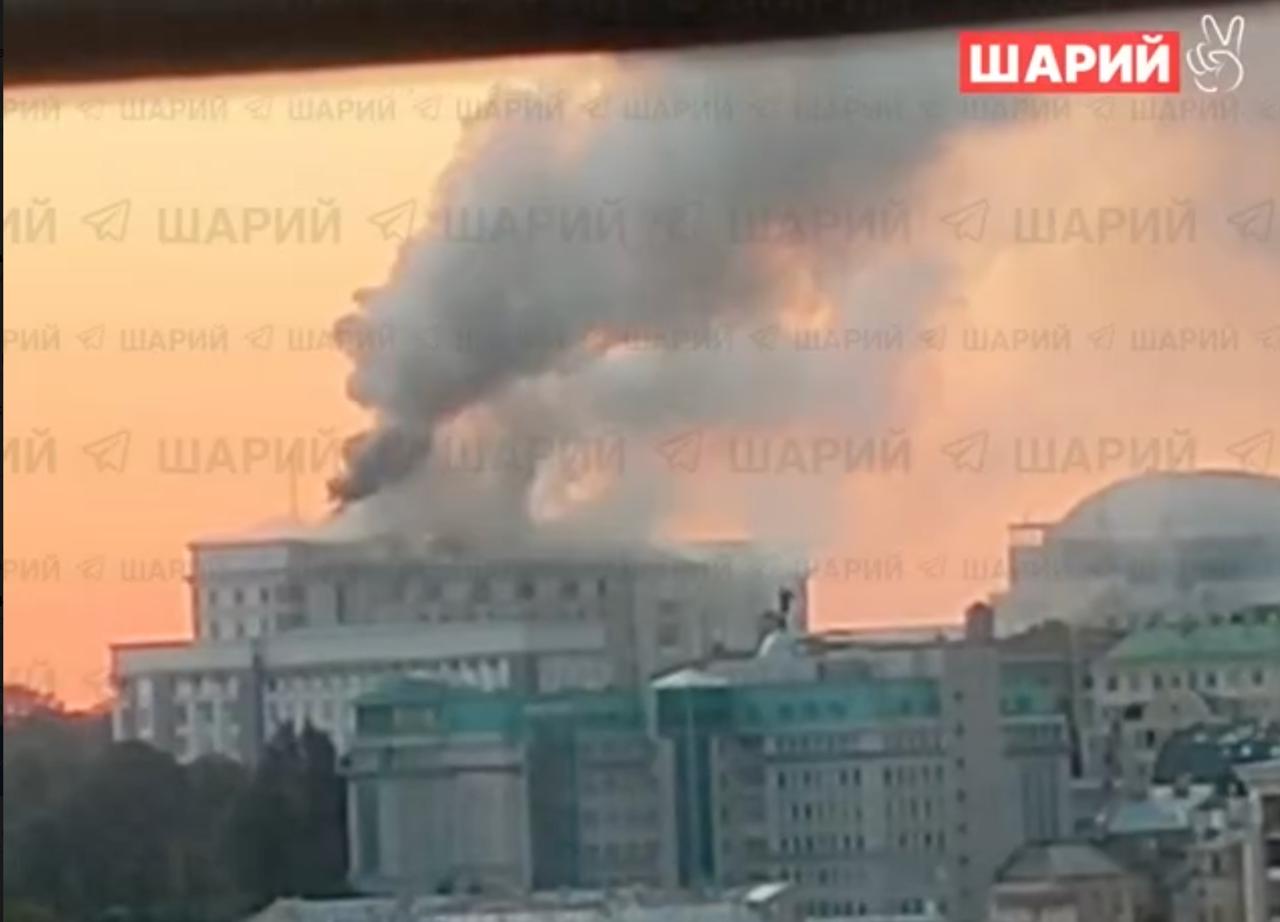 Судя по этим кадрам от Анатолия Шария сейчас вовсю горит здание правительства Украины на ул Грушевского Именно на верхнем этаже находится кабинет премьер министра