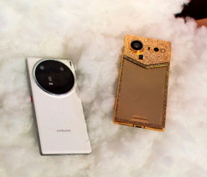 Dreame выходит на рынок смартфонов с моделями RS1 E1 и Air1 Компания Dreame которая большинству известна своими пылесосами вышла на рынок смартфонов Бренд представил сразу три модели Первым флагманом компании стал Dreame RS1 который отличается необычным дизайном Одна из версий поставляется в позолоченном корпусе с искусственными драгоценными камнями