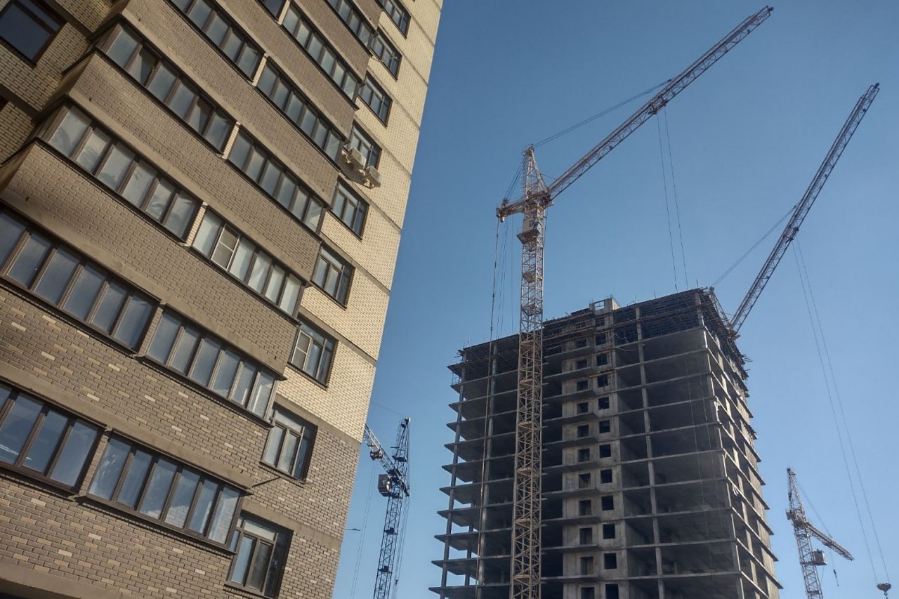 После моратория на Дону запускают пять ЖК на 1 5 млн квадратов В Ростовской области выдали первые разрешения на строительство после долгой паузы Возводить будут сразу пять крупных жилых комплексов пишет Деловая газета Юг Цифры впечатляют Почти 1 5 млн кв метров жилья 84 многоквартирных дома Строить будут на знаковых локациях территория старого аэропорта Левенцовский район район Ростовского моря и у Меги в Аксае Напомним мораторий ввели в конце 2024 года из за жалоб на отсутствие инфраструктуры Теперь стройка возвращается но уже под контролем региона domostroyrf