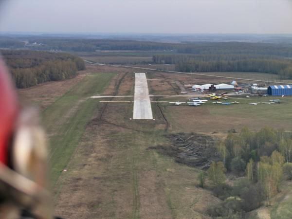 Несчастный случай сегодня произошёл в аэропорту Большое Грызлово.  Впервые с 2007 года два парашютиста, совершающие прыжок в тандеме, не справились с порывами ветра, запутались в стропах друг с другом и рухнули на заброшенный участок, сильно ударившись о землю.  Примечательно, что парашютный центр, оказывающий услуги по организации прыжков, арендует помещения и мощности в аэропорту.  Между тем именно служба аэропорта первой предоставила машину скорой помощи, кроме того, на место трагедии быстро прибыли пущинские машины скорой помощи, включая реанимационную.  По  имеющимся сведениям оба парашютиста выжили, но госпитализированы в тяжёлом состоянии.  Есть высокая вероятность, что один из них военнослужащий.   Когда риск и трагедия нередко идут парой.   Фото - архив.  #всёбудетхорошо