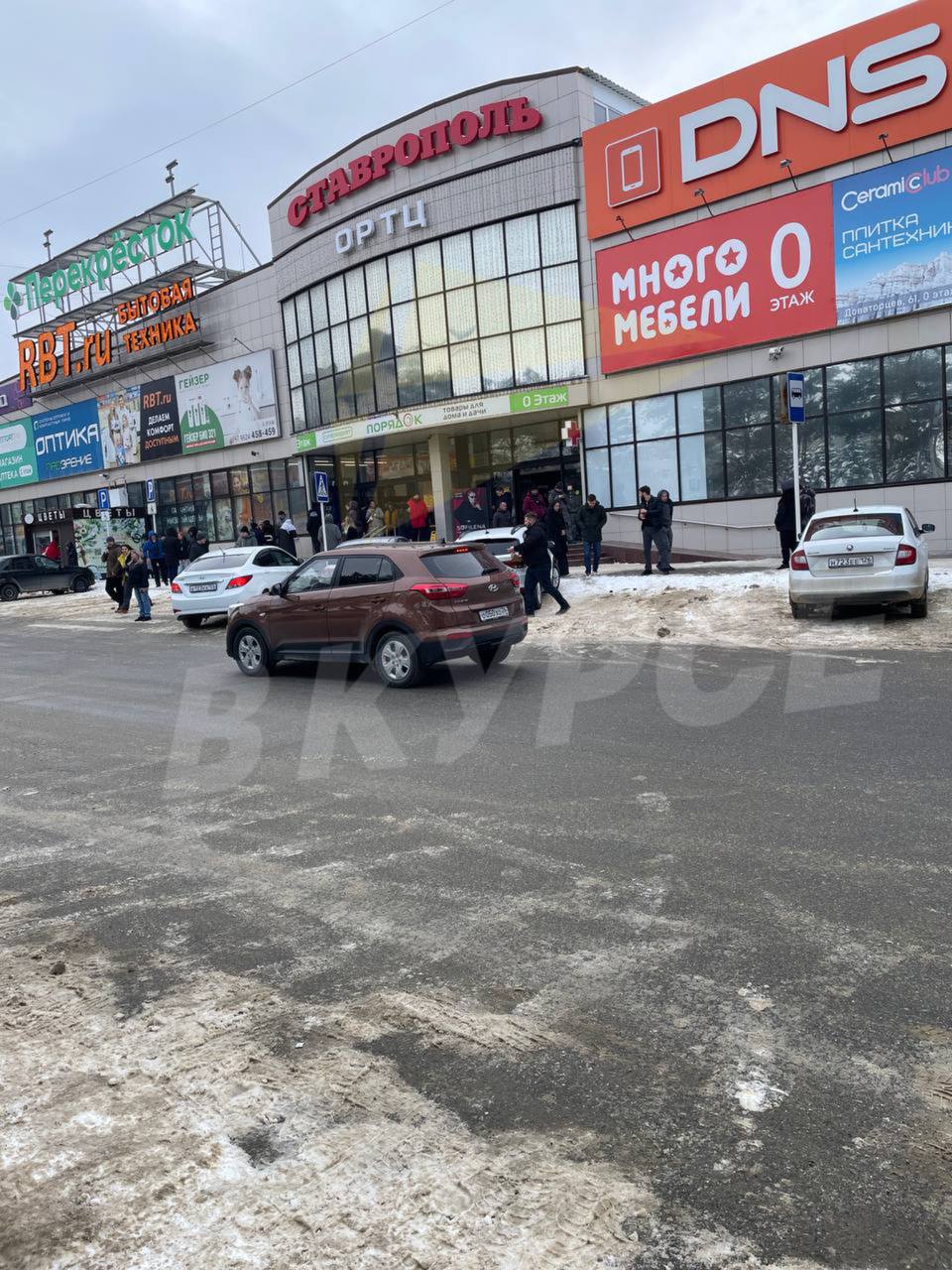 Посетителей эвакуировали из ОРТЦ «Ставрополь» на Доваторцев   «Всех попросили быстро покинуть здание. В чем причина — не уточнили», — сообщает ставропольчанка.   В курсе   Новости Ставрополья   предложить новость