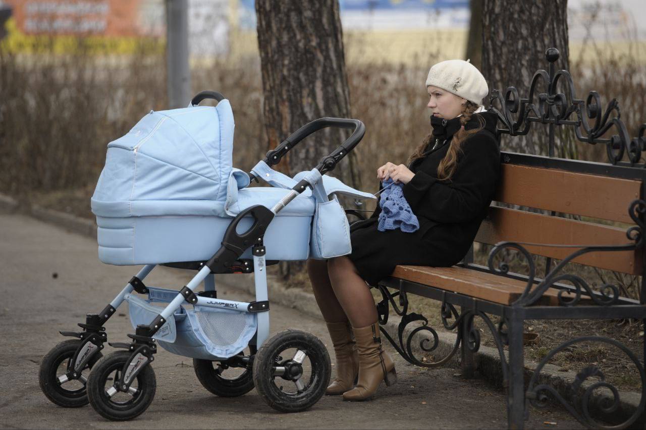 Ленобласть поддержит молодых родителей «студенческим семейным капиталом».  Подписал постановление о выплате в 300 тысяч рублей студенческим семьям, в которых родился ребенок.  Мера поддержки распространяется на студенческие семьи, ставшие родителями с начала 2025 года и зарегистрировавшие рождение малыша в Ленинградской области. При этом возраст обоих родителей не должен превышать 25 лет. Также необходимо подтвердить статус студентов вуза или учреждения среднего профессионального образования по очной или очно-заочной форме.