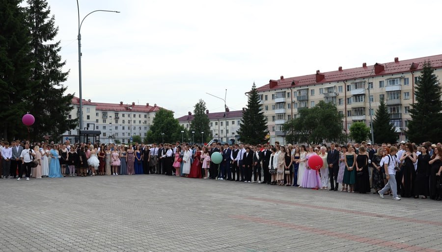 Для 9 265 кузбасских одиннадцатиклассников прошли выпускные балы По всему региону для выпускников школ прошли торжественные церемонии вручения аттестатов и праздничные программы. В этом году из 643 школ Кузбасса вышли 9 265 одиннадцатиклассников. В пяти муниципалитетах региона — Беловском, Гурьевском, Кемеровском, Яшкинском округах и Тайгинском городском округе — приняли решение провести единые выпускные балы, куда пригласили ребят, педагогов и родителей со всех школ. На данный момент 1 249 кузбасских выпускников претендуют на федеральные награды — медали «За особые успехи в учении». Кроме того, 743 одиннадцатиклассника будут отмечены знаками «Отличник Кузбасса» золотым — 564, серебряным – 179 человек .