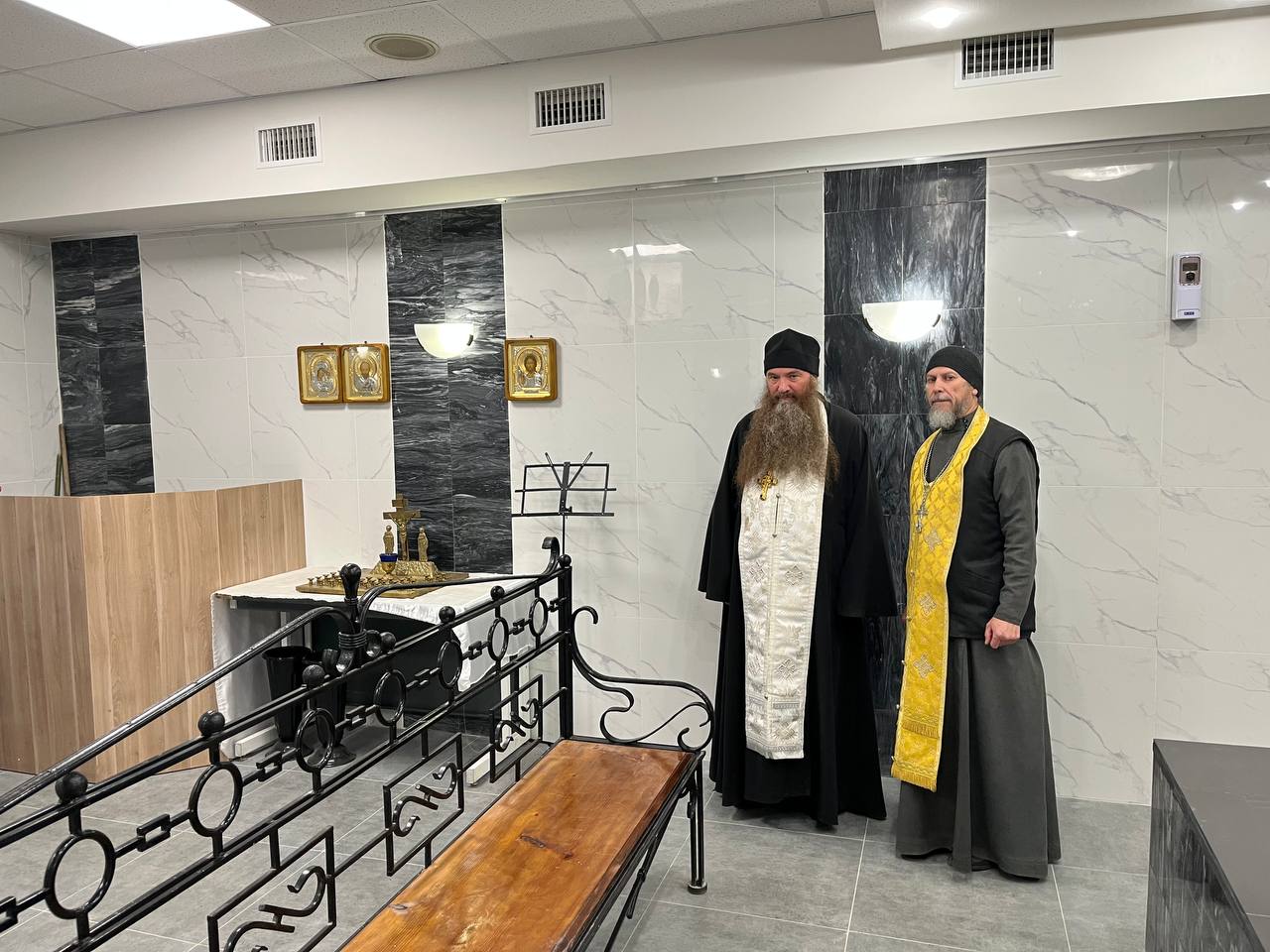 Священники Челябинской епархии поддержали родственников погибших на заводе в Копейске 24 октября по благословению митрополита Челябинского и Миасского Алексия в областном бюро судебно медицинской экспертизы в Челябинске было организовано дежурство священников при опознании тел погибших на заводе в Копейске Весь день в бюро дежурили духовник Одигитриевского женского монастыря протоиерей Сергий Реснянский и клирик челябинского храма преподобного Сергия Радонежского протоиерей Александр Бянкин Они совершили панихиды по погибшим и поддержали их родственников Отец Сергий и отец Александр находились там где особенно нужна была помощь прежде всего молитвенная духовная В такие тяжелые моменты не всегда помогают слова но совместная молитва облегчает страдания и скорбь Духовенство и добровольцы Челябинской епархии готовы оказать любую другую помощь близким погибших а также пострадавшим рассказал руководитель Социального отдела Челябинской епархии иерей Павел Курбатов