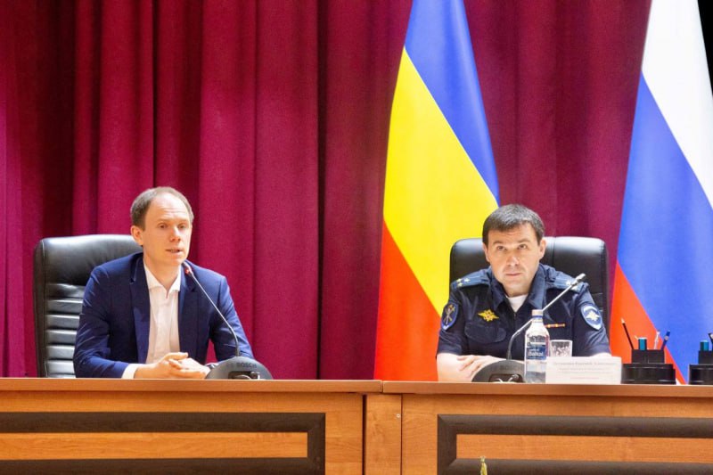 В ГУ МВД России по Ростовской области прошло межведомственное совещание по вопросам цифрового взаимодействия Сегодня в Главном управлении МВД России по Ростовской области состоялось межведомственное рабочее совещание, посвящённое вопросам цифрового взаимодействия органов внутренних дел с представителями банка. Мероприятие прошло под председательством первого заместителя начальника Главного следственного управления ГУ МВД России по Ростовской области полковника юстиции Евгения Остапенко. Евгений Алексеевич открыл совещание вступительным словом, в котором подчеркнул значимость выстраивания эффективных и безопасных каналов взаимодействия между правоохранительными органами и ведущими финансовыми структурами страны. Он отметил, что развитие цифровой инфраструктуры МВД — приоритетное направление, требующее системного и межведомственного подхода. Он также отметил положительную динамику сотрудничества с финансовой организацией и выразил уверенность в его дальнейшем углублении. В совещании приняли участие следователи Главного следственного управления и территориальных органов внутренних дел Донской полиции, а также представители банка. Представители банковского сектора представили решения, направленные на повышение эффективности электронного обмена данными между МВД и банком, а также на обеспечение высокого уровня информационной безопасности. Во время обсуждения участники рассмотрели вопросы совершенствования обмена информацией, механизмы совместной работы по выявлению и пресечению мошенничеств и финансовых правонарушений. В заключение совещания полковник юстиции Евгений Остапенко поблагодарил представителей финансовой организации за конструктивный диалог и обозначил ключевые направления дальнейшего взаимодействия, включая разработку новых цифровых решений, повышение оперативности межведомственного обмена данными и укрепление партнёрства на благо безопасности граждан. #gumvdro #мвд #мвд61 #МВДРоссии #полиция #ростов #ростовскаяобласть