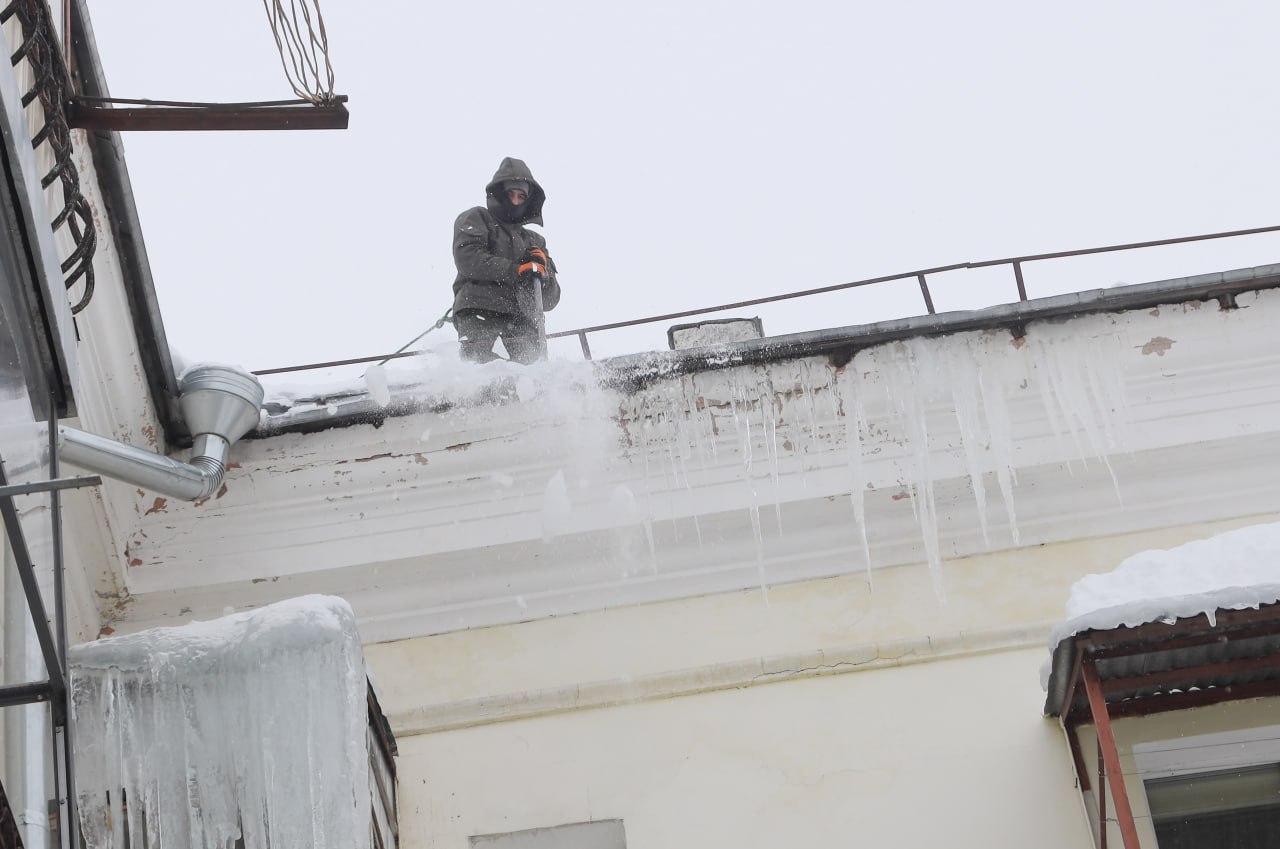 Коммунальщики работают в усиленном режиме перед оттепелью Синоптики прогнозируют оттепель В преддверии этого периода коммунальные службы в усиленном режиме освобождают многоэтажки от снежного и ледяного плена Управляющая компания МБУ Благоустройство СП привлекает к работам промышленных альпинистов Сегодня они очищали крышу дома 3 на улице 1 й Рыбной Очищаем края кровли убираем сосульки и наледь Альпинисты работают давно все в курсе как правильно Ребята знают наши крыши и их конструктивные особенности Проблемные места объезжаем и обходим находимся в диалоге с жителями Отдельная тема наледь на балконах Мы можем выдать предписание но чистить должны собственники Напоминаем жителям расчистка балконов и козырьков их прямая обязанность прокомментировала Светлана Синицына мастер участка управляющей компании МБУ Благоустройство СП Ежедневно одна бригада альпинистов очищает около трёх четырёх крыш До наступления оттепели управляющая компания продолжит удалять лёд с кровель поэтому жителям рекомендуется проявлять бдительность Натянута лента проход закрыт По вопросу уборки сосулек можно обращаться в свою управляющую компанию Продолжается также вывоз снежных масс из дворов Перед началом работ территорию огораживают жителей заблаговременно предупреждают и просят убрать автомобили от домов Коммунальщики вновь призывают с пониманием относиться к таким объявлениям чистота во дворах зависит и от самих жильцов