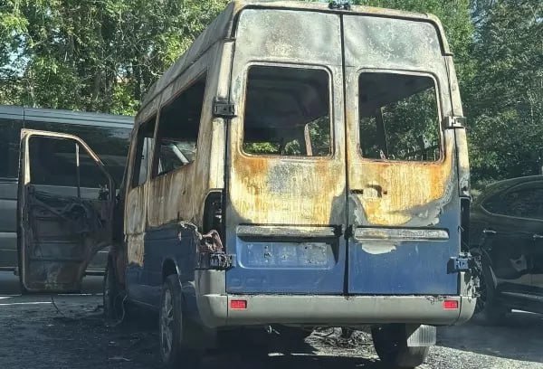 В Ростове на Бодрой районе дома № 88/35 сгорела машина. Около 2:00 загорелось авто марки «Мерседес Спринтер». Очевидцы увидели, как полыхает машина, и вызвали пожарных. Прибыли восемь пожарных на двух спецмашинах. Огонь охватил семь квадратных метров. Пламя удалось потушить примерно через 20 минут.