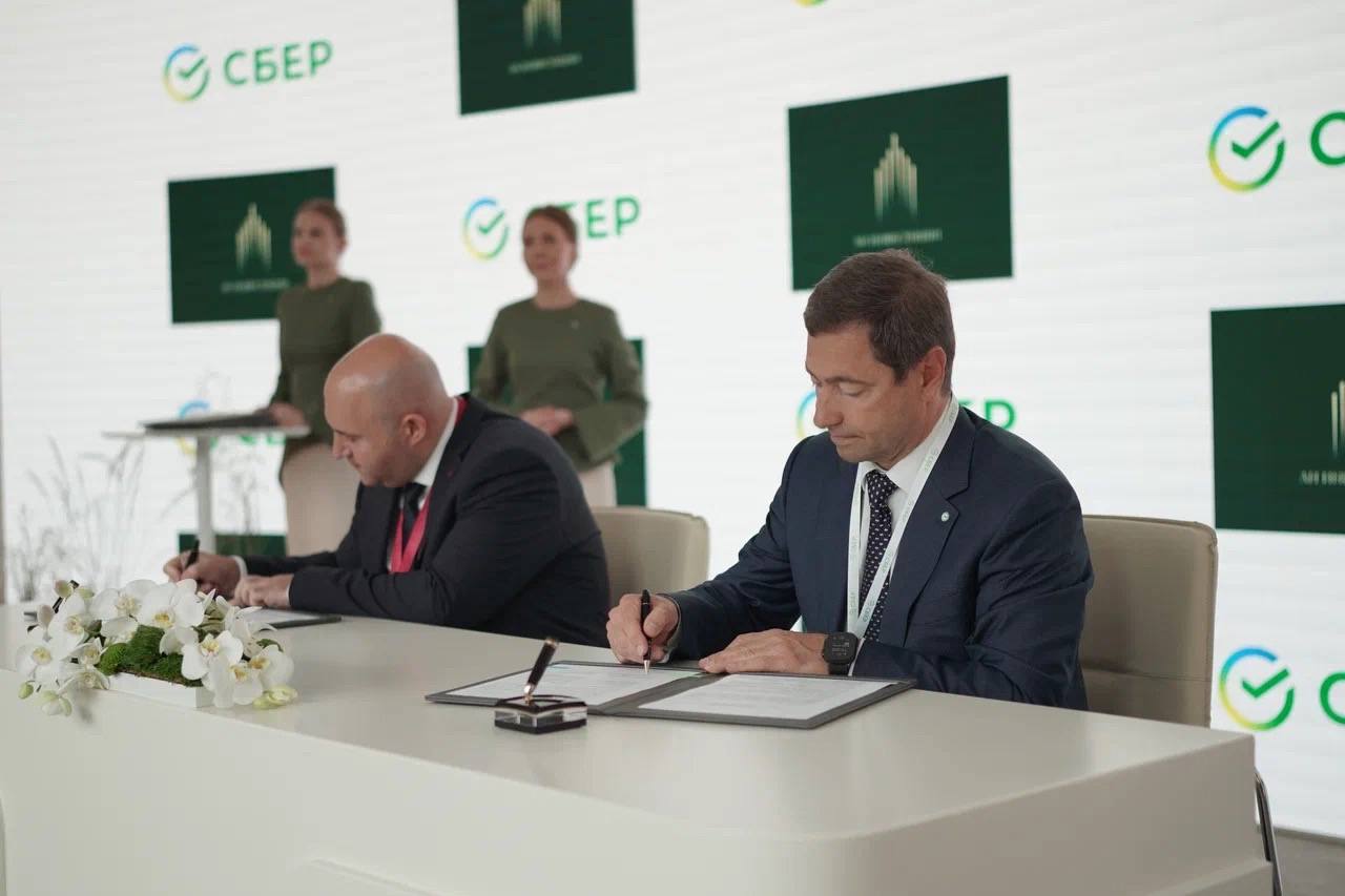 Крупные компании запускают новые проекты на Черноморском побережье Компании расширяют сотрудничество На Петербургском международном экономическом форуме подписано соглашение о сотрудничестве между Юго-Западным банком Сбербанком и группой компаний «Развитие». В рамках партнерства планируется реализация первой очереди гостиничного комплекса «Николай I» в Анапе. Председатель Юго-Западного банка Сбербанка Анатолий Песенников отметил, что Черноморское побережье остается популярным для покупки недвижимости. — Мы уже запустили здесь ряд важных инвестпроектов. Объем полученной от Сбера кредитной поддержки группе компаний в рамках проектного финансирования уже превышает 4,2 млрд рублей. В планах – большая совместная работа по развитию рынков комфортной недвижимости и внутреннего туризма на юге России, — рассказал Анатолий Песенников. Представитель по доверенности СЗ «АН Инвестиции» группы компаний «Развитие» Валерий Русов сообщил, что совместно со Сбером планируется реализовать ряд девелоперских проектов на побережье Черного моря до 2028 года. — Планируется построить в Анапе комплекс почти на 500 номеров при поддержке банка, — пояснил Валерий Русов Общая стоимость проекта в Анапе составит 12 млрд рублей.