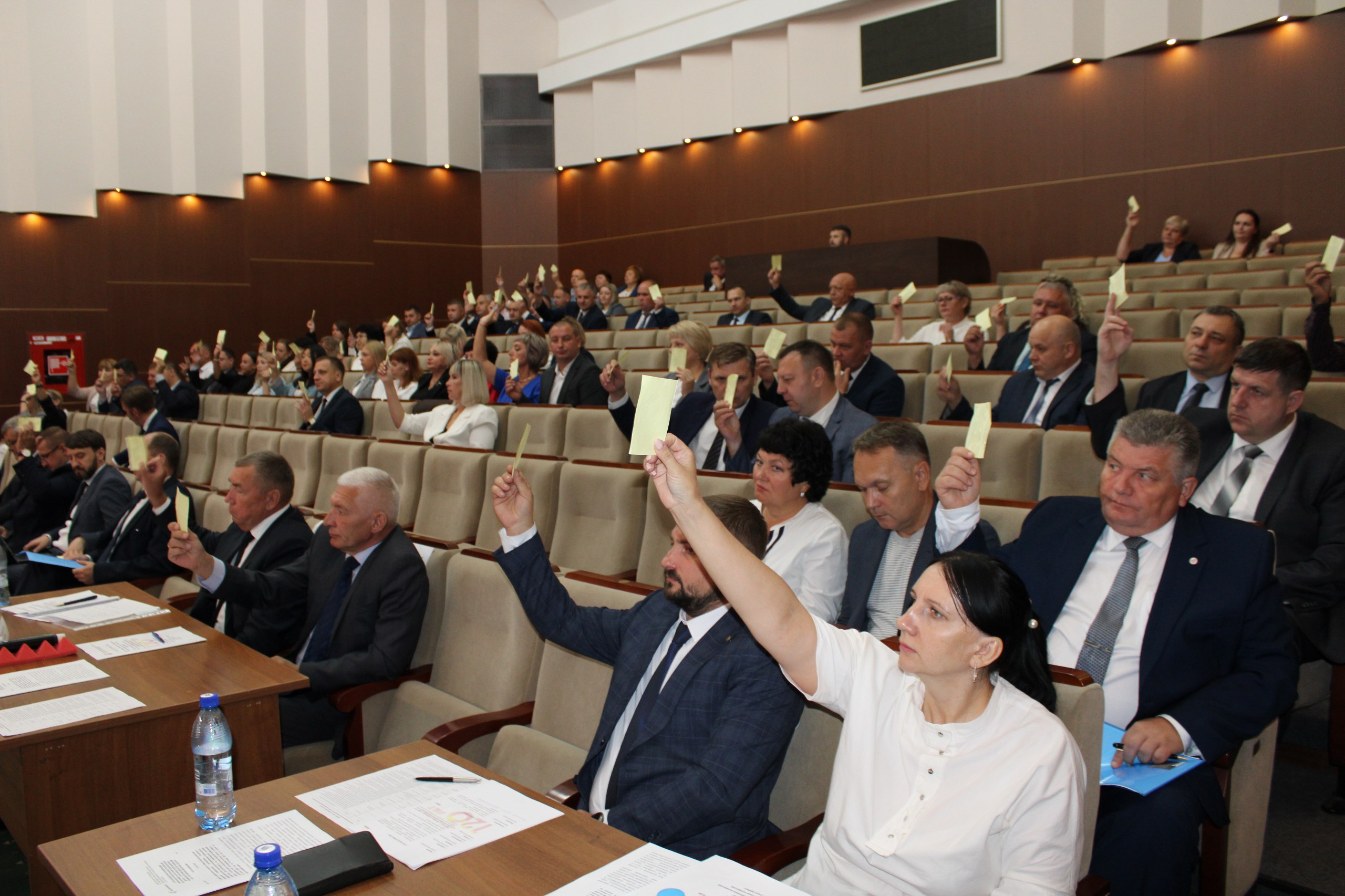 Председателем Дорпрофжел на Красноярской железной дороге избран Алексей Карасёв 30 июля в ДК железнодорожников в Красноярске состоялись отчетно-выборные конференции ППО РОСПРОФЖЕЛ и Дорпрофжел на Красноярской железной дороге Делегаты конференций оценили работу профсоюзных органов за прошедший пятилетний срок удовлетворительно. Как отметил председатель Федерации профсоюзов Красноярского края Олег Исянов, профсоюз железнодорожников – один из крупнейших в регионе, и за свою 120-летнюю историю всегда активно защищал права работников, чем продолжает заниматься и сегодня через механизм слаженного социального партнерства с работодателем Председателем Дорпрофжел на КрасЖД и ППО РОСПРОФЖЕЛ на КрасЖД единогласно был избран Алексей Карасёв, ранее занимавший пост заместителя начальника Красноярской дирекции социальной сферы. Сергей Штронда сложил полномочия Кандидатуру нового руководителя призвали поддержать первый заместитель председателя РОСПРОФЖЕЛ Сергей Тюменев и начальник Красноярской железной дороги Алексей Туманин В свою очередь, Алексей Карасёв поблагодарил делегатов конференций за оказанное доверие