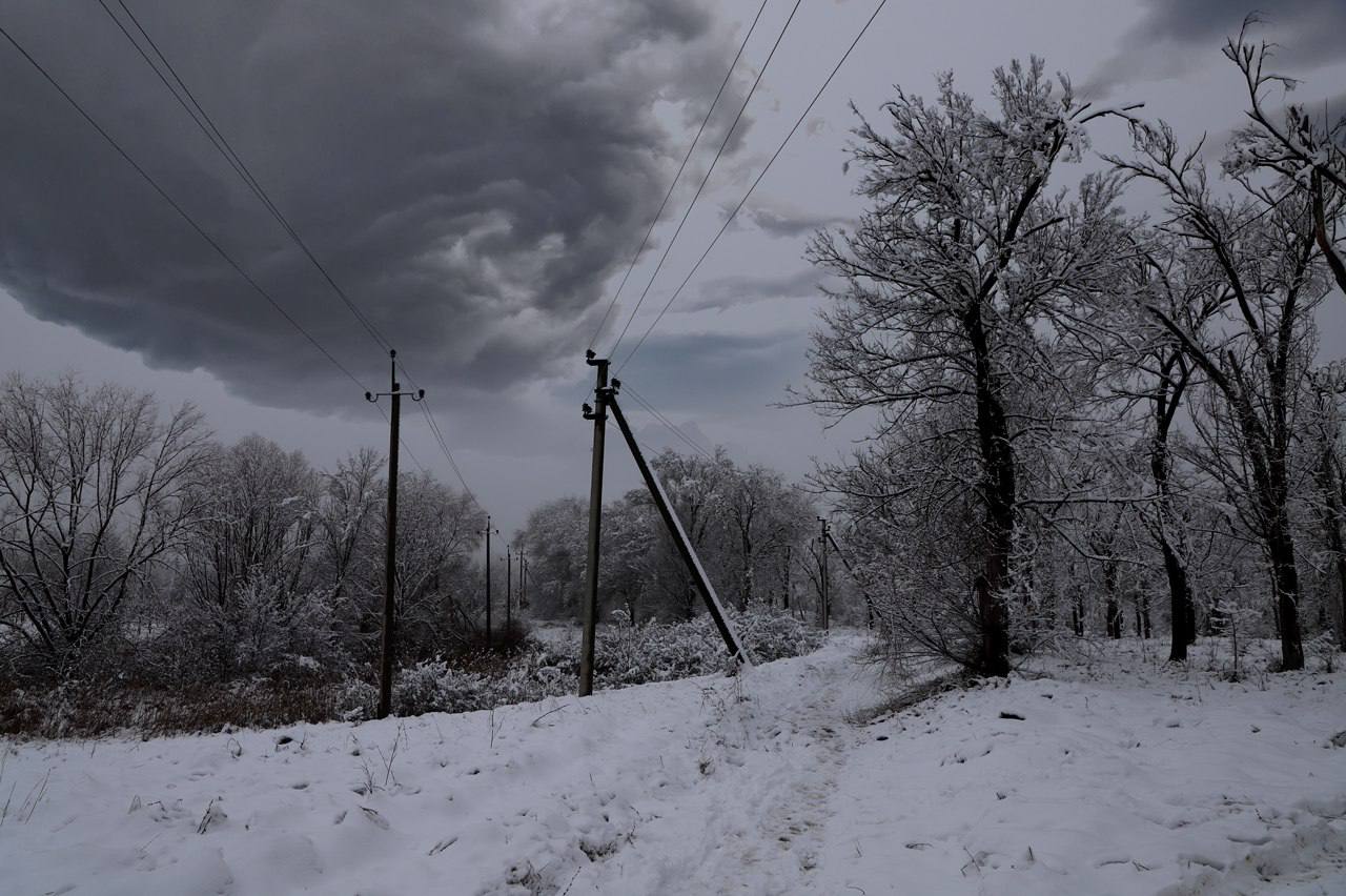 Из-за штормового ветра в Крыму без света остались более 18 тысяч человек.  Нарушения на электросетях уже устраняют, сообщил первый замминистра топлива и энергетики республики Владимир Воронкин.  Проблемы с электричеством есть в Симферополе, Керчи, Феодосии, Сакском, Ленинском и Симферопольском районах.  "Крымэнерго" увеличило число бригад немедленного реагирования. Приведены в готовность резервные источники электроснабжения.  В приоритете восстановление подачи света в социально значимые объекты.