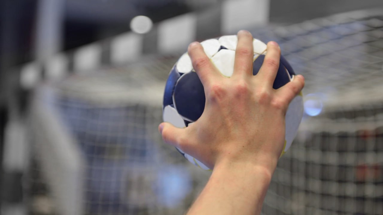 Сборная Ирака прибыла в Минск для участия в международном турнире по гандболу Международный турнир по гандболу примет столичная Чижовка Арена с 31 октября по 2 ноября За звание лучшей команды будут сражаться сборные Беларуси России и Ирака Накануне гостей тепло встречали в Национальном аэропорту Минск Международный турнир по гандболу примет столичная Чижовка Арена с 31 октября по 2 ноября За звание лучшей команды будут сражаться сборные Беларуси России и Ирака Накануне гостей тепло встречали в Национальном аэропорту Минск 31 октября международный турнир возьмет свой старт Центральным противостоянием станет игра сборных Беларуси и России Она пройдет 2 ноября начало в 14 30 Разговоры на кухне