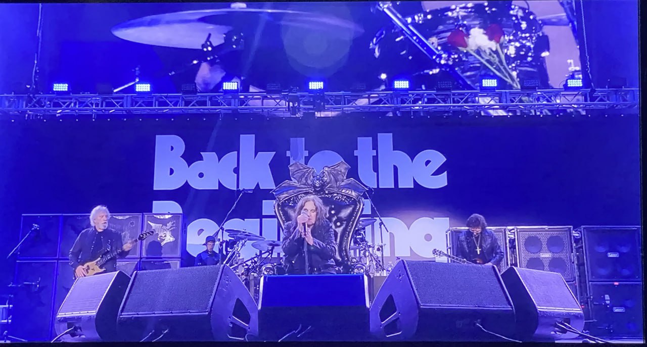 Оззи Осборн и другие участники Black Sabbath в последний раз выступили перед публикой в британском Бирмингеме, сообщает газета Independent. Осборн из-за болезни Паркинсона сидел на черном крылатом троне во время концерта, после которого ему подарили торт, а в небо запустили фейерверки. Фото приводят в соцсетях. / Все наши каналы