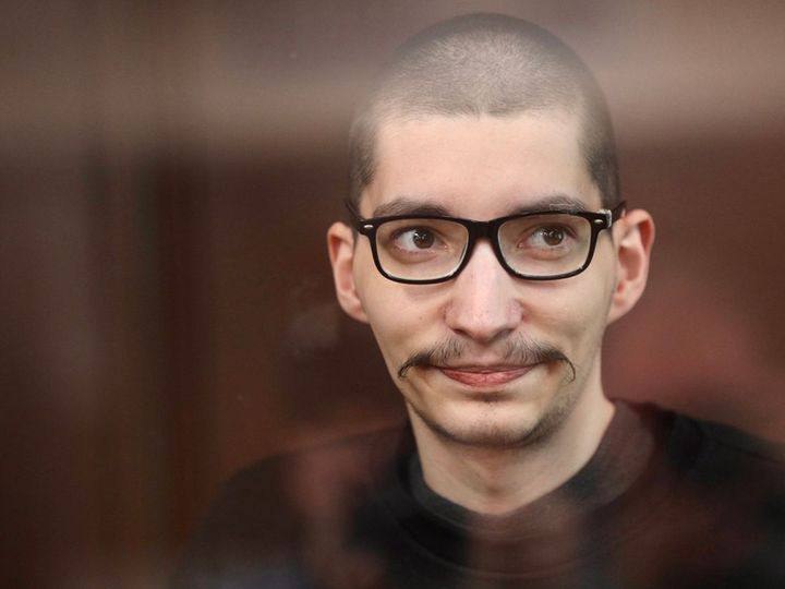 Акциониста Павла Крисевича несколько дней удерживают в спецприёмника после отбытия 15 суток по административному делу 28 ноября акциониста арестовали на 15 суток по протоколу о мелком хулиганстве за фотосессию с отсылкой к фильму Стэнли Кубрика Доктор Стрейнджлав или Как я перестал бояться и полюбил бомбу Вчера вечером акциониста отпустили из спецприемника и повезли в отдел полиции подписать предостережение С тех пор мужчина не выходит на связь По данным The Insider в полиции у родных не хотели принимать заявление о пропаже в спецприемнике им врали что его там нет местонахождение удалось выяснить на второй день поисков и только после скандала В январе акционист вышел из колонии после того как отсидел пять лет за акцию с имитацией самоубийства в центре столицы После выхода на свободу он несколько раз попадал в полицию В мае его схватили по ориентировке о нападении на таксиста а затем арестовали по делу о неповиновении полиции Задонатить через бота Patreon