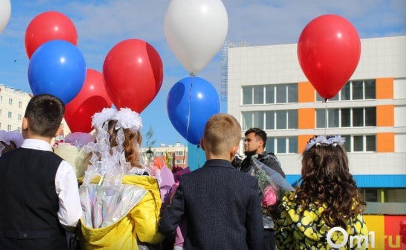 Школьные линейки в Омске пройдут под шквалистым ветром  По данным Обь-Иртышского УГМС, в Омской области 2 сентября ожидается шквалистый ветер. Местами порывы будут достигать 15-20 метров в секунду, днём пройдут кратковременные дожди. Температура воздуха при этом будет +14…+19 градусов.  В дальнейшем первая неделя учебного года будет дождливой и холодной. Дожди прогнозируются каждый день, по утрам возможны туманы. Температура воздуха в ночные часы будет опускаться до +5 градусов, днём будет в среднем от +11 до +18 градусов.