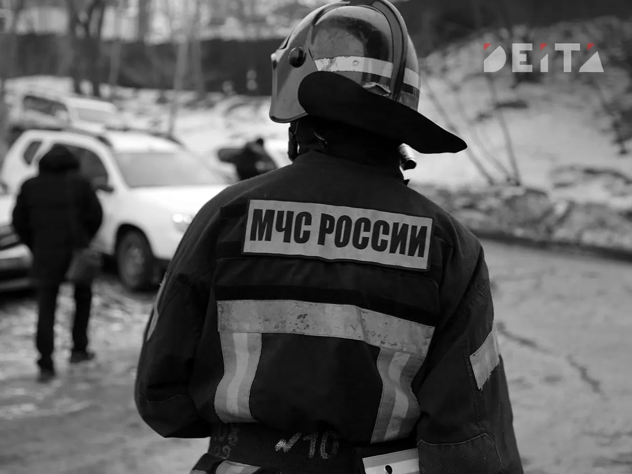 На Хабаровской ТЭЦ 3 выявили более 40 нарушений безопасности после смертельного пожара Внеплановые проверки Ростехнадзора и Госстройнадзора на Хабаровской ТЭЦ 3 выявили 42 нарушения Инспекторы работали на объекте после трагического пожара произошедшего 29 января 2026 года В числе претензий ведомств отсутствие теплоизоляции на оборудовании игнорирование дефектов выявленных экспертизой промышленной безопасности и неверно выбранное давление при гидравлических испытаниях В отношении Дальневосточной генерирующей компании возбуждено административное дело о нарушениях требований промышленной безопасности Также продолжается расследование уголовного дела по ч 3 ст 217 УК РФ Напомним в ходе январского пожара на кровле станции погибли трое рабочих подрядной организации еще один человек получил травмы но от госпитализации отказался Несмотря на сравнительно небольшую площадь возгорания около 15 квадратных метров из за ЧП пришлось временно остановить энергоблок 3 При этом энергоснабжение потребителей не прерывалось благодаря своевременному переходу на резервные источники Читайте нас в MAX Deitaru
