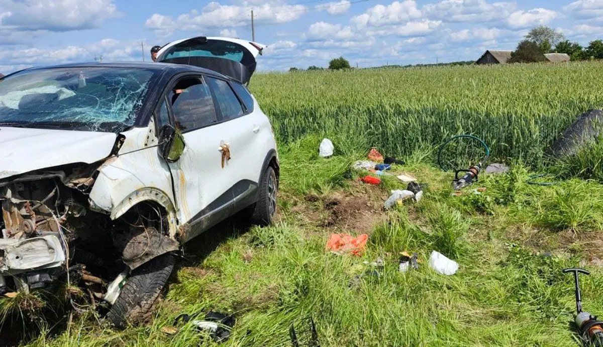 На трассе М1 водитель Renault врезался в ограждение - двое погибших Сегодня около 15 часов вблизи #Несвиж на автодороге М-1 #Брест-Минск-граница рф 71-летний водитель Renault не справился с управлением, совершил наезд на дорожное ограждение, после чего съехал в правый кювет, где автомобиль опрокинулся. Водитель и 70-летняя женщина-пассажир погибли. YouTube поддержать канал на