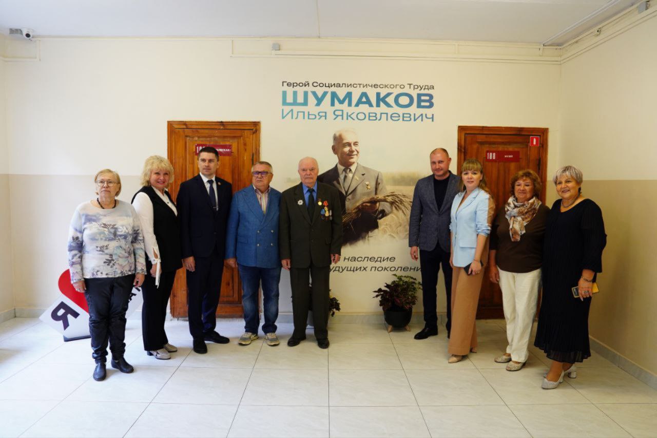 Марина Понкрашёва 9 сентября 2025 года в МБОУ СОШ 125 города Барнаула открыли мурал в память о Герое Социалистического труда Илье Яковлевиче Шумакове Символично что школа находится на улице которая носит его имя Мы со школой давно хотели реализовать именно этот проект рассказать о нашем земляке Герое Социалистического труда о его жизни достижениях и безграничном трудолюбии Мурал создан в рамках партийного проекта Единой России Лица Героев при поддержке депутата Барнаульской городской Думы Дмитрия Ирековича Мавлютова и депутатов Алтайского краевого Законодательного собрания Сергея Викторовича Писарева и Александра Сергеевича Локтева Как координатор этого проекта в Алтайском крае бесконечно горда крутой командой которая реализует все задумки А это огромная семья системы образования подробнее на канале Марина Понкрашёва