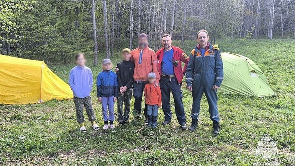 Пять человек отравились в походе в Крыму: трое из них дети Пять человек отравились в походе в Крыму. Несколько семей в общей сложности 14 человек выбрались на День Победы на природу, но отлично провести время не удалось. Когда туристы находились на Долгоруковской яйле, пятерым из них понадобилась помощь медиков. «5 человек, в том числе 3 детей получили отравление в походе в районе Партизанской тропы», - сообщили ГУ МЧС по РК. Детей и взрослых эвакуировали спасатели, поскольку самостоятельно выбраться из горно-лесной зоны они не могли. Специалисты МЧС и ГКУ РК «Крым-спас» обнаружили группу туристов около реки Бурульча, на Лопуховой поляне. «Пострадавшая семья доставлена в ближайший населенный пункт к автомобилю скорой медицинской помощи», - отметили в МЧС. Свой похо... Подробнее>>>