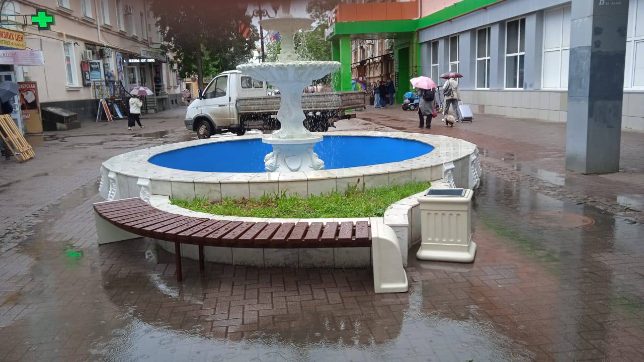 В рамках заключённого с Деевым М.Ю. муниципального контракта установлены скамейки и урны у фонтанов по ул. Свердлова. Работы по изготовлению и установке ещё двух скамеек у центрального фонтана продолжаются.
