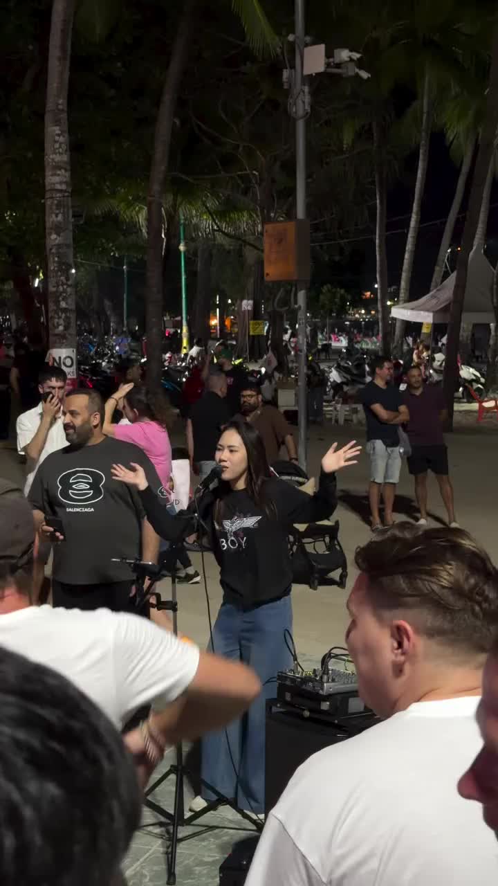 Тайские певицы исполняют 'Матушку Землю' для привлечения русских туристов на Пхукет