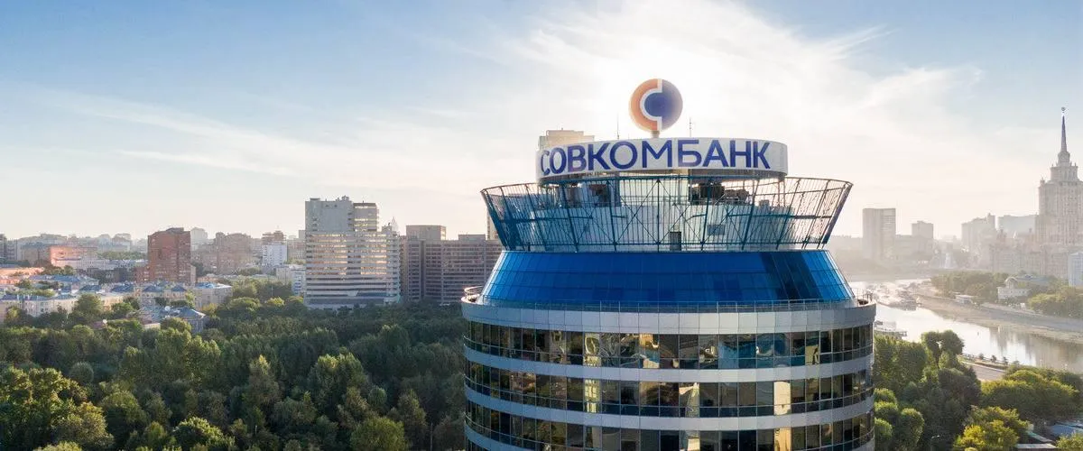 Держатели карт Совкомбанка получат скидки на Ozon в рамках программы Зелёная цена Совкомбанк и маркетплейс Ozon объявили о запуске партнёрства С 4 мая клиенты банка при оплате любой картой Совкомбанка на Ozon смогут приобретать товары со скидкой до 30 Ключевое преимущество новой программы моментальная выгода при которой скидка предоставляется в момент оплаты уменьшая итоговую сумму чека Для получения зелёной цены клиентам не потребуется совершать дополнительных действий достаточно выбрать карту Совкомбанка в качестве способа оплаты на Ozon Особые условия предложены держателям флагманского продукта банка карты рассрочки Халва Они смогут одновременно воспользоваться и скидкой по зелёной цене и беспроцентной рассрочкой от банка Это позволяет совместить два выгодных финансовых инструмента в одной покупке Сотрудничество Халвы и Ozon пример возможности находить лучшие маркетинговые решения для клиентов за счет партнерств заявила старший управляющий директор Совкомбанка Анна Камбулова Возможности клиентов благодаря этому расширяются