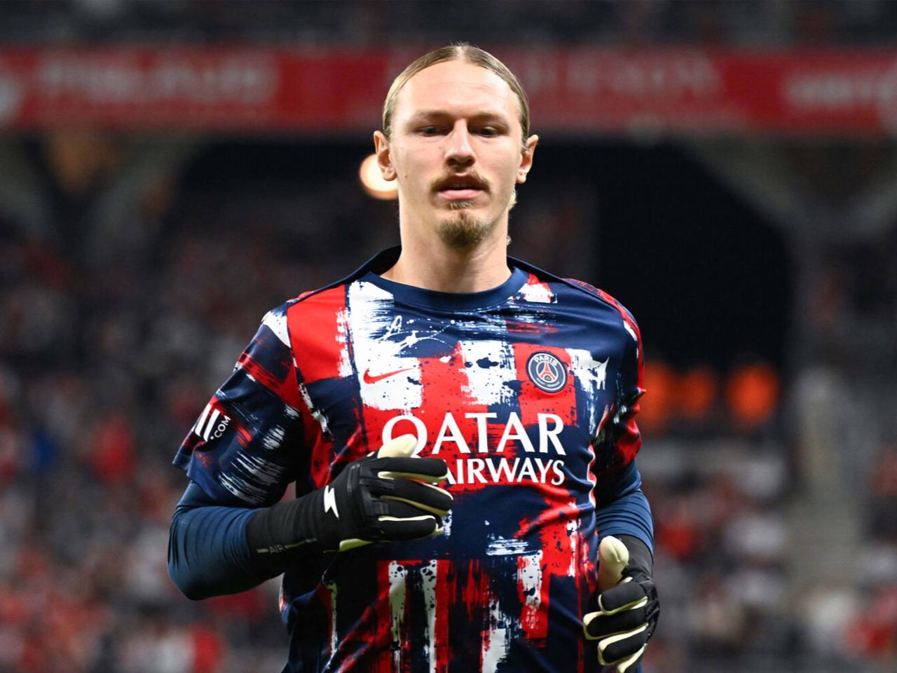 Матвей Сафонов бывший вратарь ФК Краснодар оказался одним из самых низкооплачиваемых игроков Пари Сен Жермен По данным Le Parisien его ежемесячный оклад составляет около 250 тысяч евро до вычета налогов в то время как основной вратарь команды Люк Шевалье получает 500 тысяч евро Самые высокооплачиваемые игроки ПСЖ Усман Дембеле 1 56 млн евро Маркиньос 1 13 млн евро и Ашраф Хакими 1 1 млн евро Украинский защитник Илья Забарный зарабатывает около 450 тысяч евро в месяц Кубанские Новости   Мы в MAX