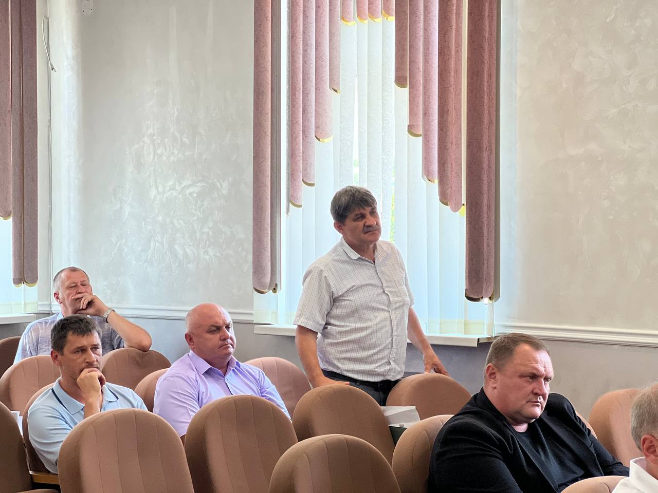 Продолжается цикл рабочих поездок членов регионального Правительства в муниципальные районы республики по вопросу обеспечения населения качественным бесперебойным водоснабжением.  Накануне члены Правительства КЧР прибыли в Урупский район, где провели расширенное совещание с участием главы администрации района, администрации сельских поселений, ресурсоснабжающих организаций.  В ходе выездного совещания были детально рассмотрены вопросы по обеспечению водоснабжением населенных пунктов района и первоочередные меры по их устранению.   Были даны поручения, в частности, оперативно завершить пуско-наладочные работы водопроводной системы в селе Псемен и в кратчайшие сроки запустить систему, обеспечив поступление воды в домовладения и социально-значимые объекты села.   Члены Правительства оценили действующие системы водоснабжения других населенных пунктов Урупского района и внесли предложения для разработки комплексного механизма обновления сетей водоснабжения района.