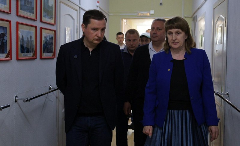 Губернатор Архангельской области оценил возможности комплексного центра соцобслуживания в Мезени  В рамках рабочей поездки в Мезенский округ глава Поморья посетил комплексный центр социального обслуживания.  Учреждение оказывает широкий спектр социальных услуг пожилым людям, инвалидам и семьям, находящимся в трудной жизненной ситуации, Мезенского и Лешуконского округов.  Под руководством Веры Гмыриной специалисты выполняют важнейшую функцию по социальной поддержке уязвимых категорий населения. В структуре центра действуют два стационарных отделения: в Мезени и деревне Заозерье. Каждое рассчитано на 30 получателей социальных услуг. Дополнительно более 200 человек получают помощь на дому.  Кроме того, в учреждении функционируют отделения профилактики безнадзорности несовершеннолетних, отделение социальной реабилитации, срочной социальной помощи и профилактики семейного неблагополучия. За год помощь центра получают до 40 несовершеннолетних, находящихся в трудной жизненной ситуации.  Больше подробностей о рабочем визите губернатора читайте на сайте.