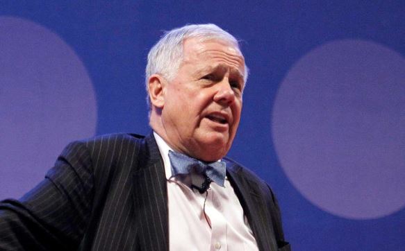 Инвестиционная революция Джим Роджерс делает ставку на Узбекистан Известный американский финансист Джим Роджерс принял решение полностью выйти с фондового рынка США и перераспределить капитал на акции Узбекистана Он приобрёл доли примерно 85 компаний представленных на бирже Тошкент включая банки телекоммуникации и нефтегазовый сектор По словам Роджерса интерес к узбекскому рынку обусловлен его открытием для внешних инвесторов продолжающимися реформами и приватизацией Инвестор видит здесь высокий потенциал для роста и ожидает волны первичных публичных размещений IPO При этом стратегия Роджерса принципиальна он вкладывается исключительно в долевое участие в бизнесе и сознательно избегает покупки гособлигаций делая ставку на конкретные компании а не на государственный долг Подпишитесь на AsiaToday